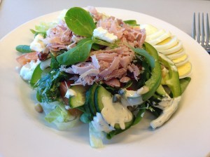 lunch op het werk: salade met ei en hamreepjes